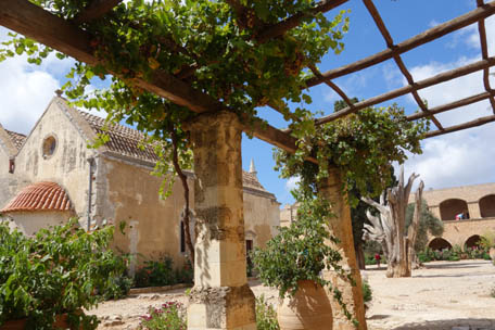 Arkadi la cour interieure du monastre
